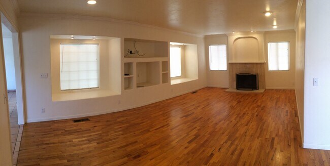 Building Photo - Great 3 Bedroom 3 Bath House in Monterey Fishermans Flats Neighborhood