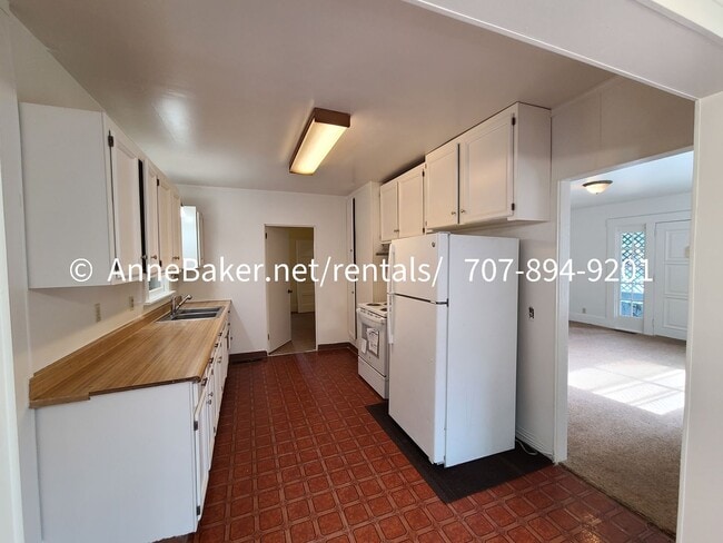 Building Photo - Close to Downtown Cloverdale