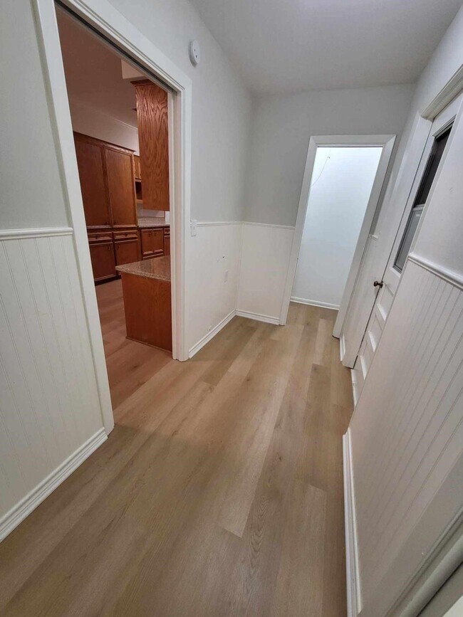 Building Photo - 706 Maple St