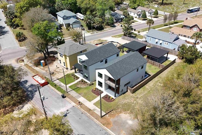 Building Photo - 524 W De Soto St