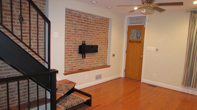 Building Photo - Amazing Rehab Townhome with Deck