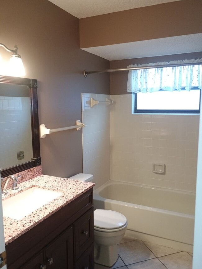 Building Photo - 2 bedroom 2 bathroom home with a screened in porch