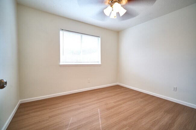 Building Photo - 14034 Utopia Dr