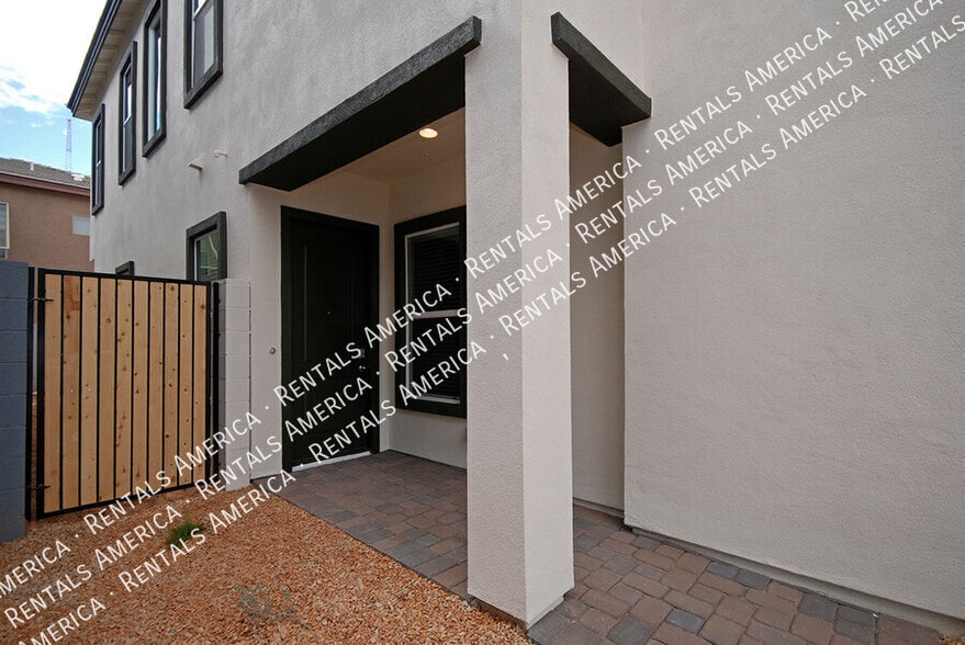 Building Photo - 3725 E Catalina Dr
