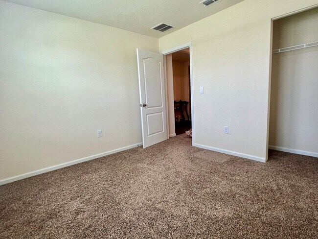 Building Photo - Available 11/1/24 Three bedroom two bath h...