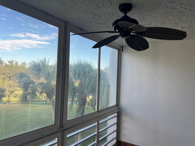 Building Photo - 9441 Evergreen Pl