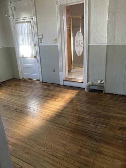 Building Photo - 304 E Broad St