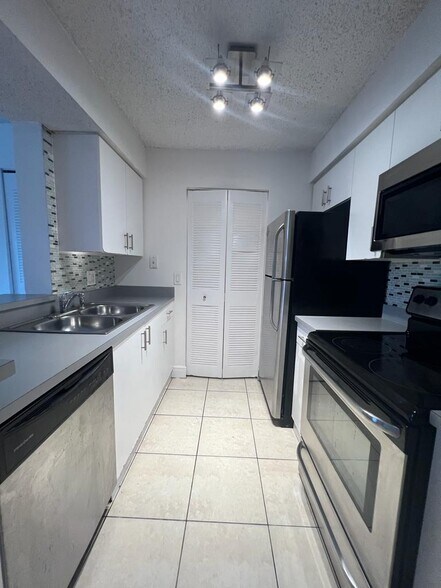 Building Photo - 1257 SW 46th Ave