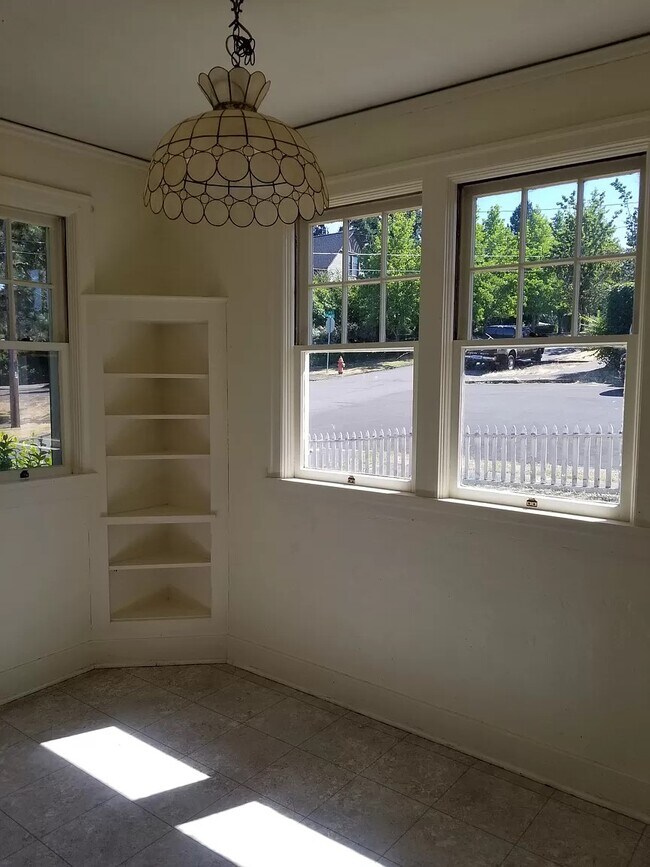 Building Photo - 819 10th St