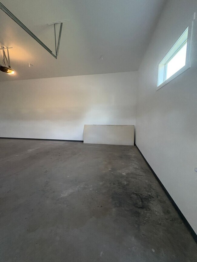 Building Photo - 4 bedroom, 2 bathroom Home off Spring Hill...