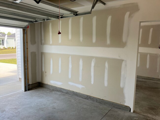 Building Photo - 3 Bedroom 2 Bathroom House- Groves at Sout...