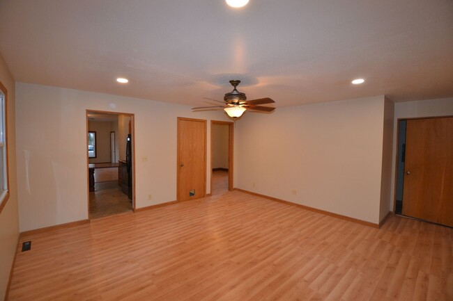 Building Photo - Remodeled 3-4 bedroom, open floor plan, Ne...