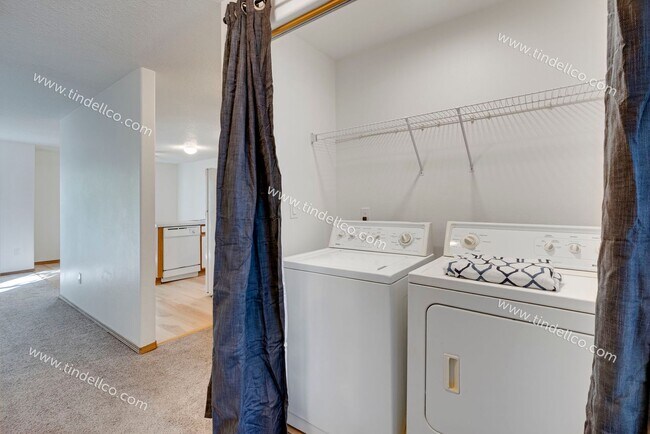 Building Photo - $500 OFF 2ND MONTH RENT** Spacious Pet-Friendly Top-Floor Unit w/ Parking Included!