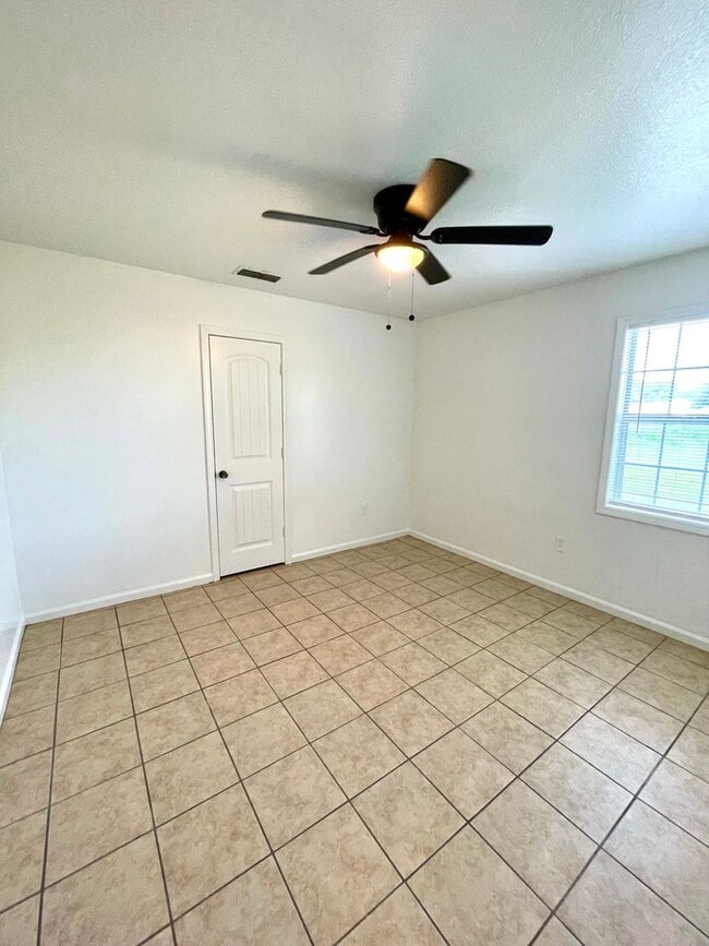 Building Photo - 3 Bed / 1 Bath Apartment in Truman, Available Now!