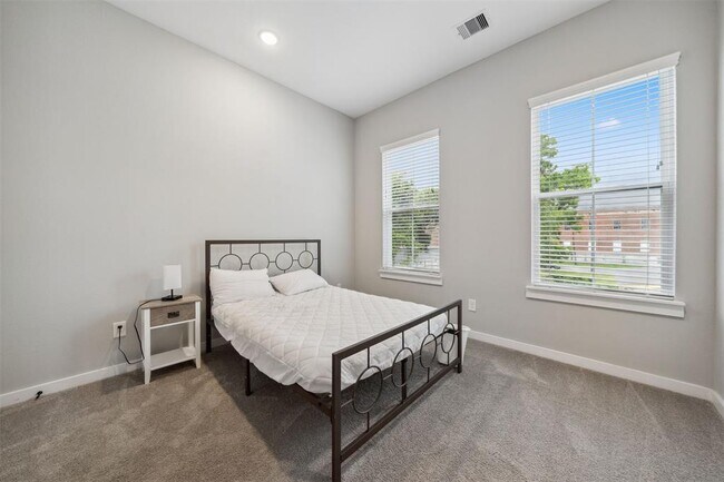 Building Photo - 8470 Berry Grn Ln