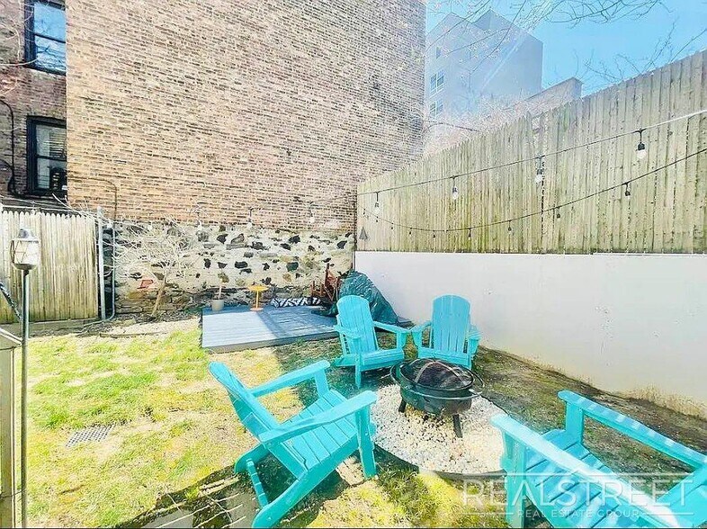 Building Photo - Stunning 1,600 SF Gut-Renovated Duplex Pen...
