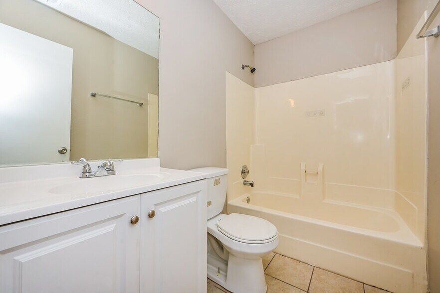 Building Photo - 5001 Gracehill Rd