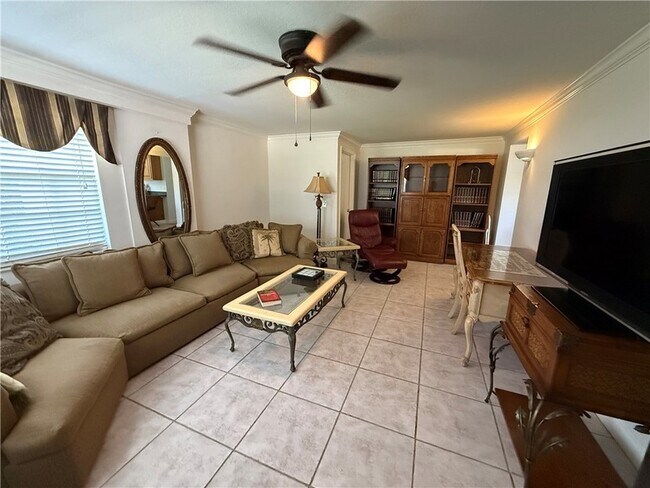 Building Photo - 2015 15th Ln