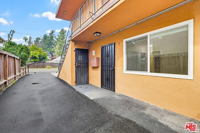 Building Photo - 222 S Ave 63