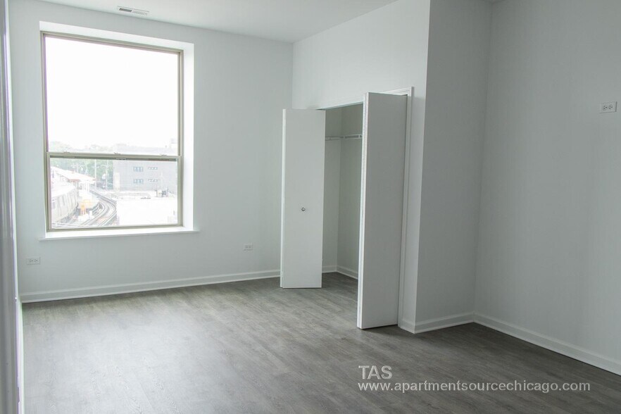 Building Photo - 928 W Dakin St