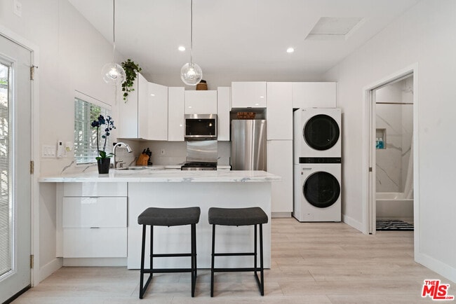 Building Photo - 5634 Ventura Canyon Ave