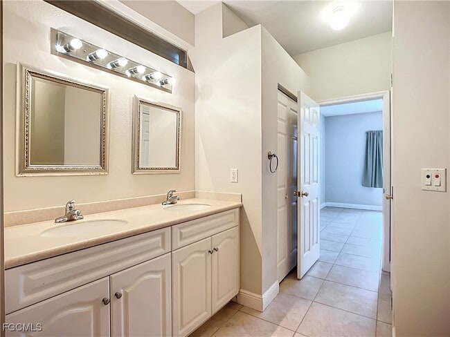Building Photo - 4930 SW 25th Ct