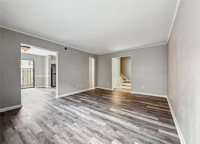 Building Photo - Remodeled Townhouse Ready for A New Tenant