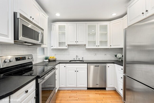 Building Photo - 1400 N La Salle Dr