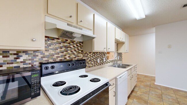 Building Photo - 2208 Cooke Dr
