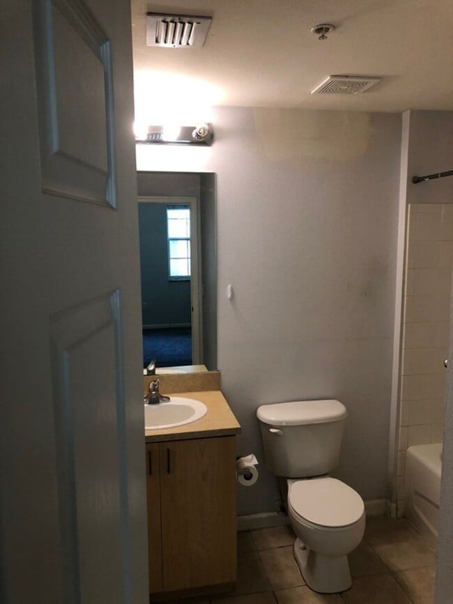 Building Photo - Beautiful 1/1 condo with great amenities