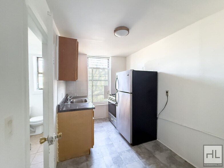 Building Photo - STARR STREET / Spacious Bushwick 2-Bed 1-Bath / Amazing Location