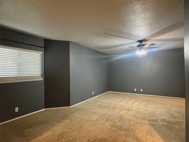 Building Photo - Charming Rental with Amazing Back Patio!