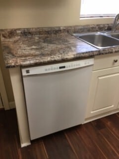 Building Photo - 3 bed 2 bath by HSU!