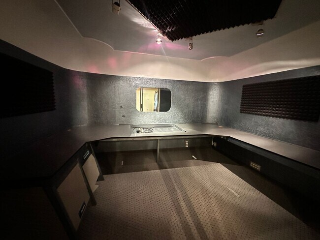 Building Photo - MOVE-IN SPECIAL - One Month Off! 3 Bedroom...