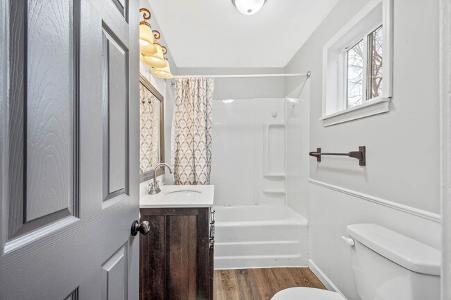 Building Photo - Stunning 3 bedroom home in South Park avai...