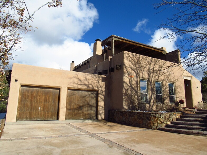 Front and garage - 342 Whiteoaks Dr NE