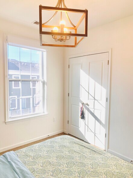 Building Photo - 33 Parkside Ln