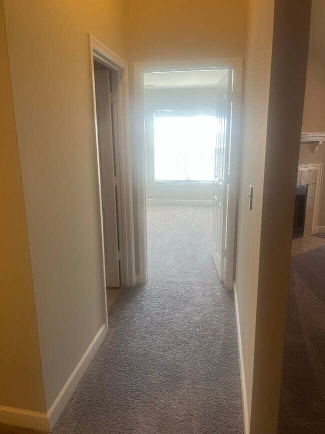 Building Photo - Great Townhome!