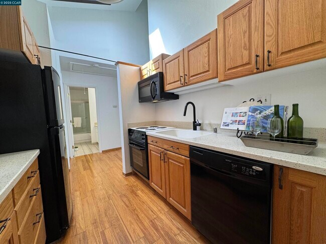Building Photo - 2075 Ascot Dr