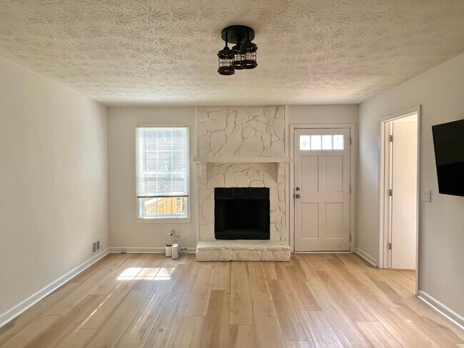 Building Photo - 2502 Wildrose Cir