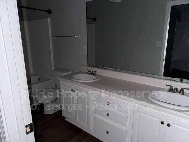 Building Photo - 4210 Oakwood Rd