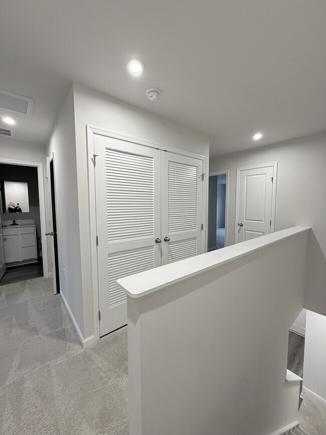 Building Photo - 400 el Camino Dr