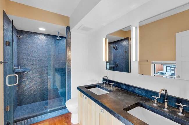 Building Photo - Modern 2 Bed / 2.5 Bath Condo with Office ...