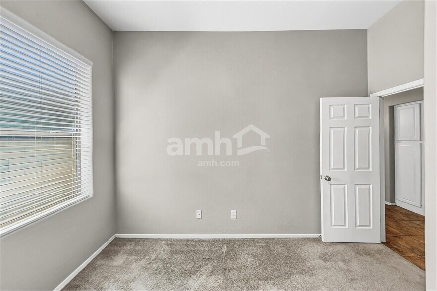 Building Photo - 12717 W Earll Dr