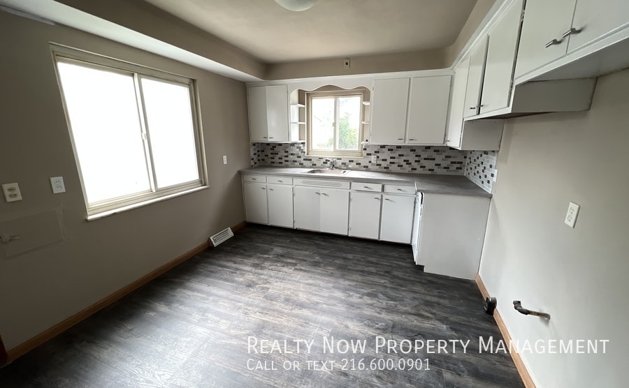 Building Photo - 3322 Milverton Rd