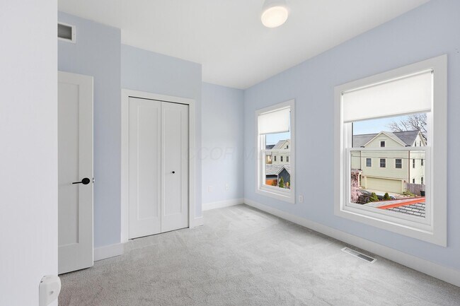 Building Photo - 1102 Summit St