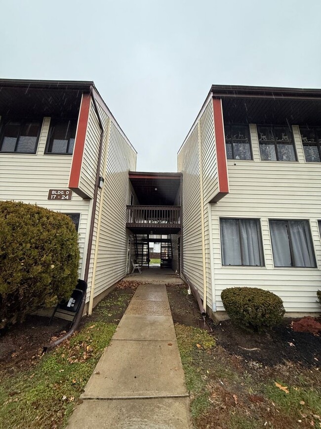 Building Photo - 22 Avon Dr