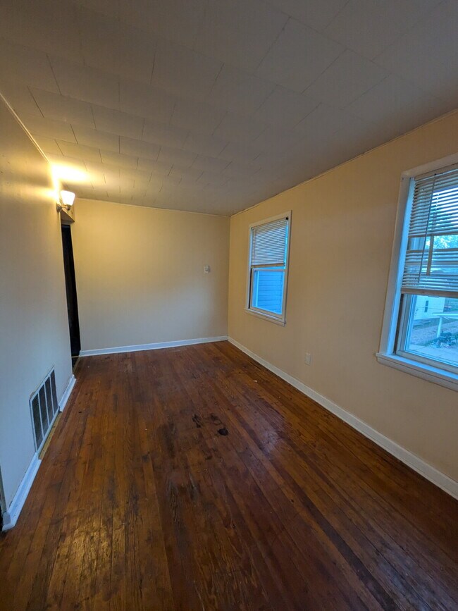 Building Photo - Beautifully updated 2 bed 1 bath apartment in Beaver Falls!  OPEN HOUSE on Thursday (February 5) ...