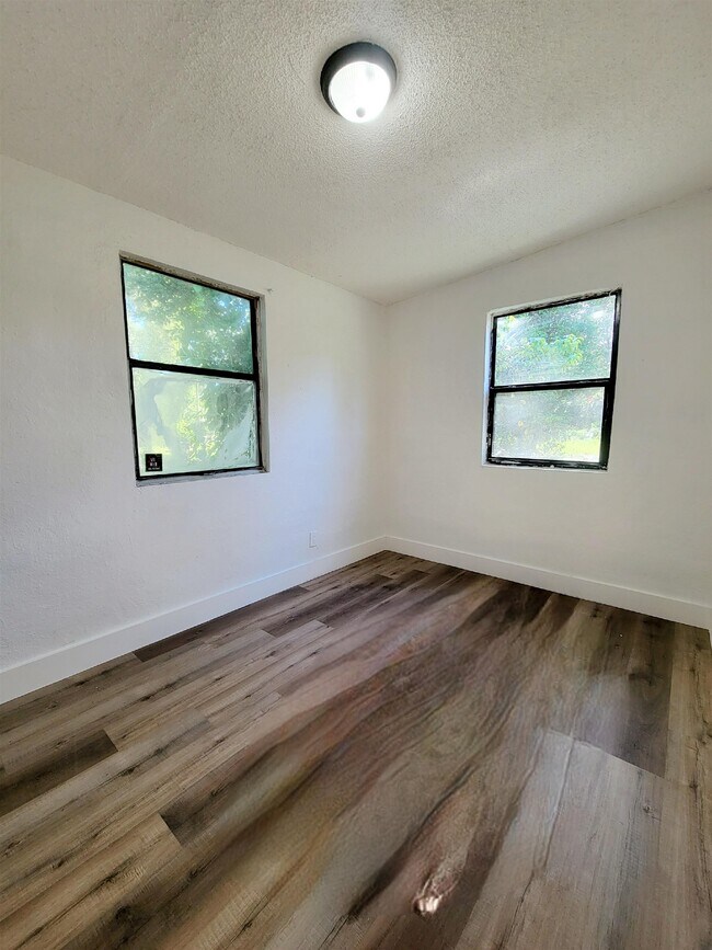 Building Photo - 906 N Veterans Dr