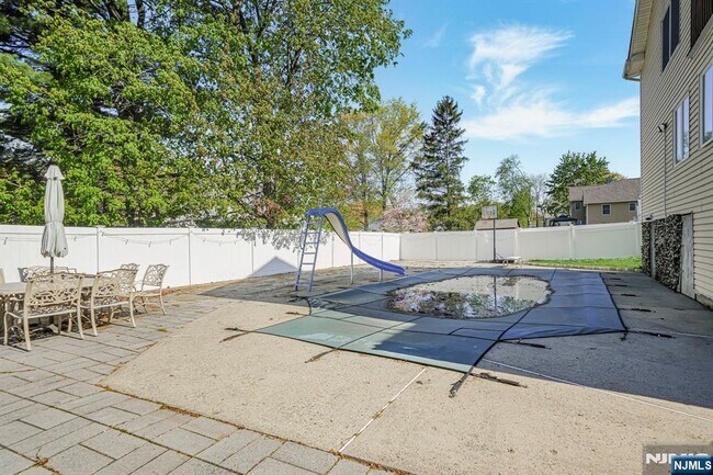 Building Photo - 405 Burnet Pl